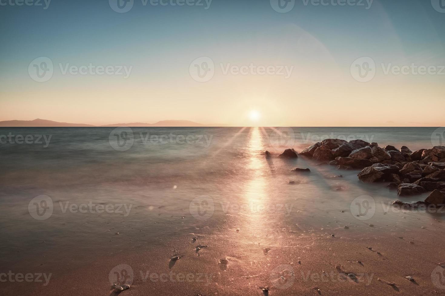 pôr do sol sobre o mar. belo pôr do sol sobre o mar Egeu, península kassandra, halkidiki, grécia. foto