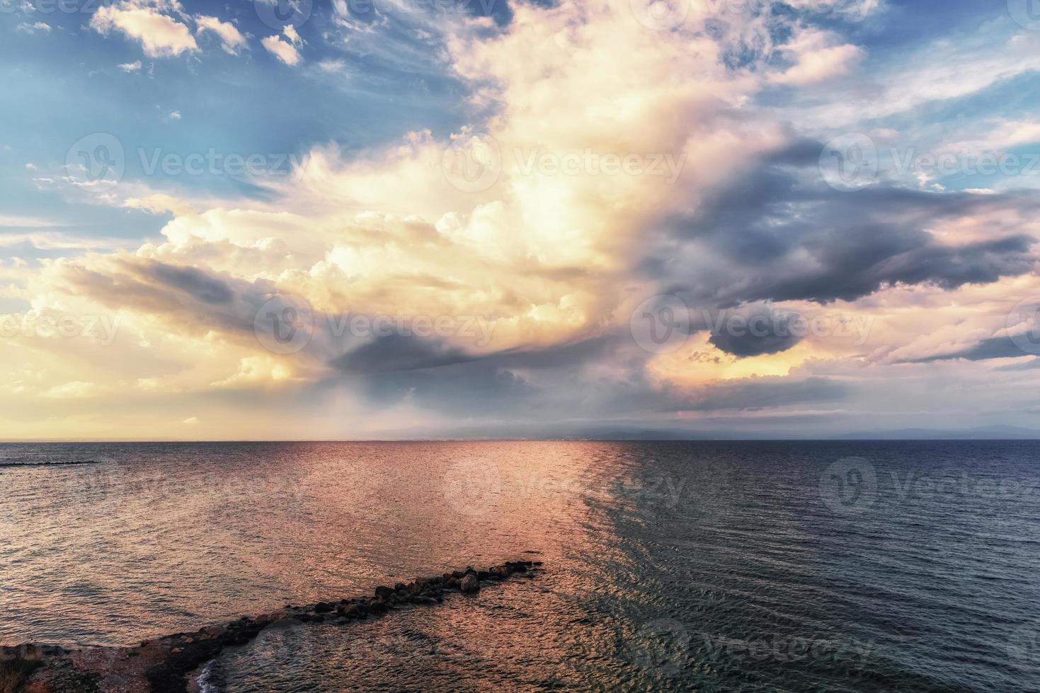 dramático pôr do sol no mar aberto, céu panorâmico sobre o mar Egeu, península kassandra, grécia. foto