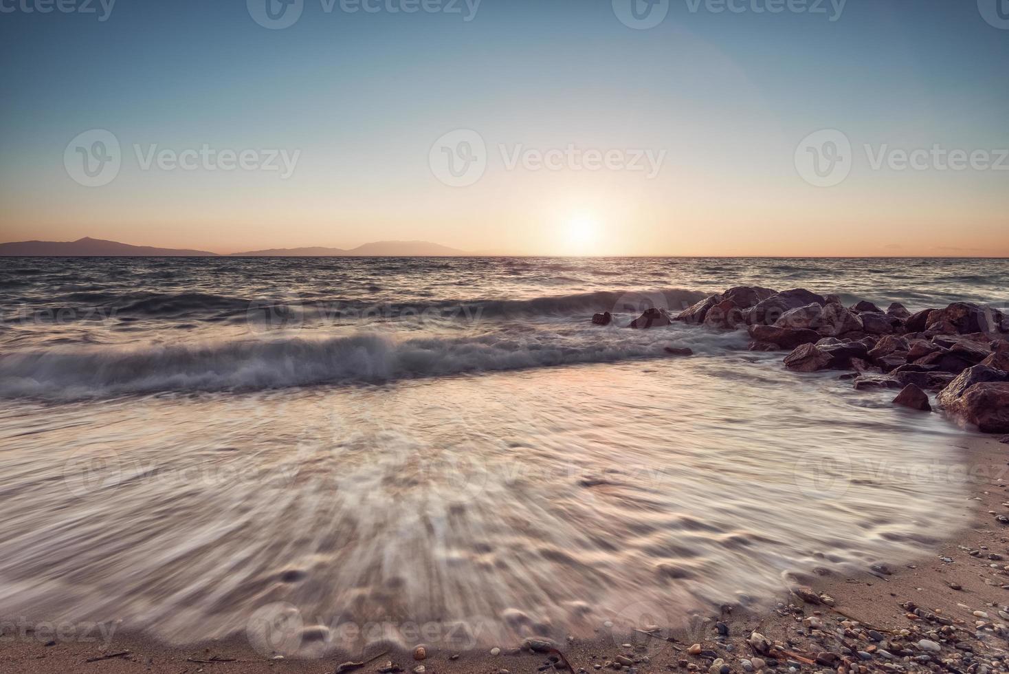 pôr do sol sobre o mar. belo pôr do sol sobre o mar Egeu, península kassandra, halkidiki, grécia. foto