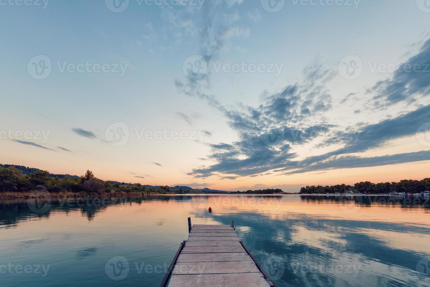 pôr do sol sobre o porto de barcos. porto de barcos ao pôr do sol, península kassandra, halkidiki, grécia. foto