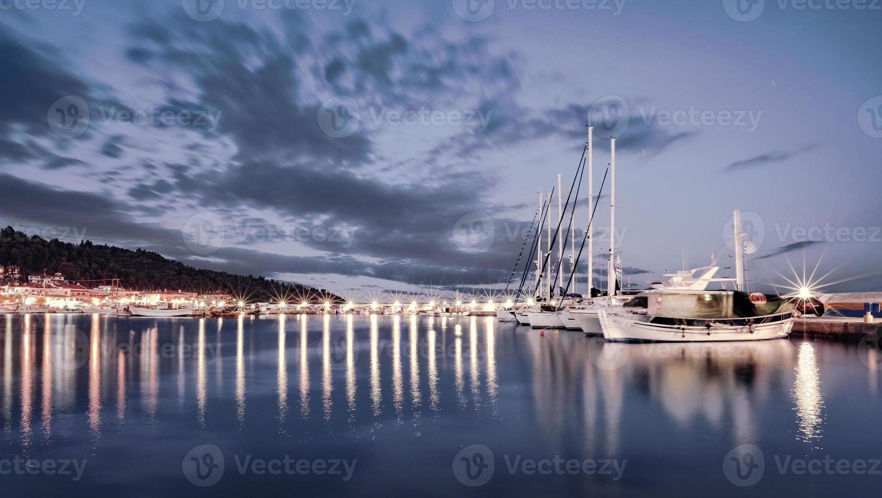 panorama da cidade nea skioni, kassandra, grécia. belo pôr do sol em nea skioni, vista do porto. foto