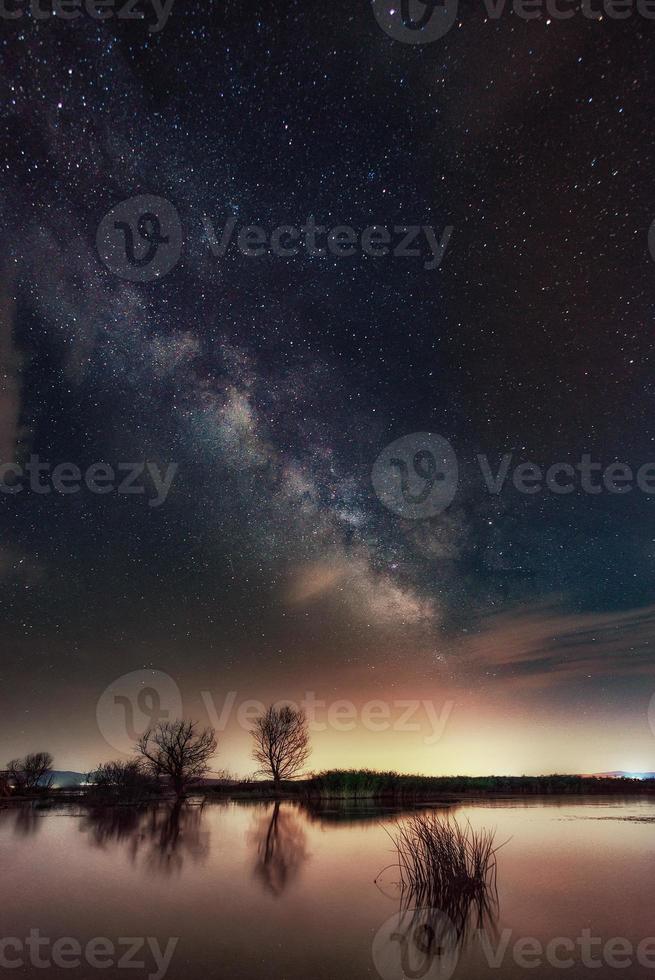 via láctea sobre o lago. galáxia da Via Láctea sobre o lago dojran, fyr macedonia, sul da macedônia. o céu noturno é astronomicamente preciso. foto