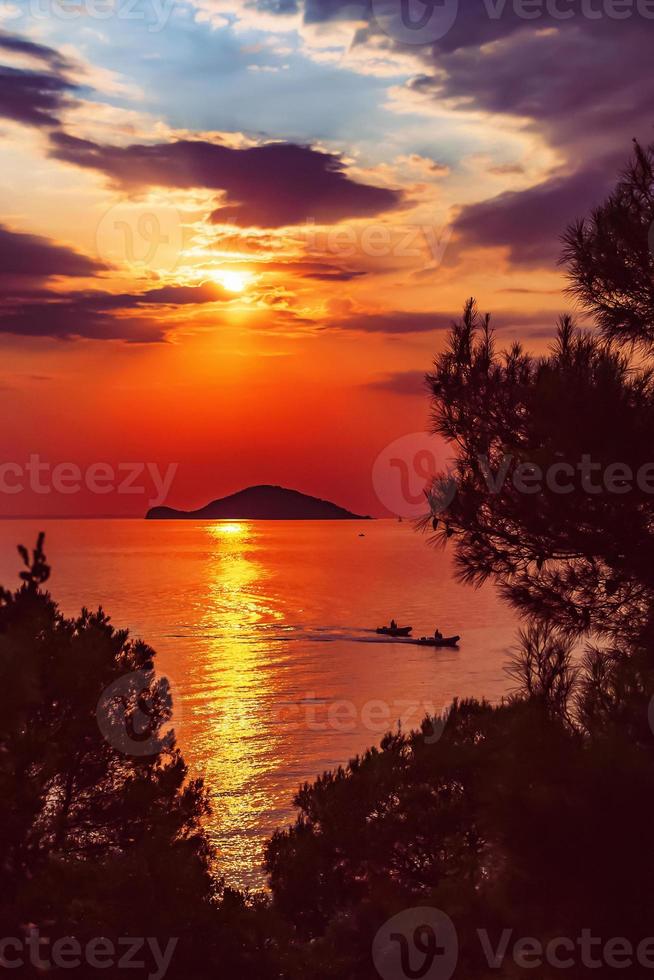 kelifios, ilha das tartarugas ao pôr do sol. kelifios fica perto de porto carras, sithonia, península halkidiki, grécia. foto