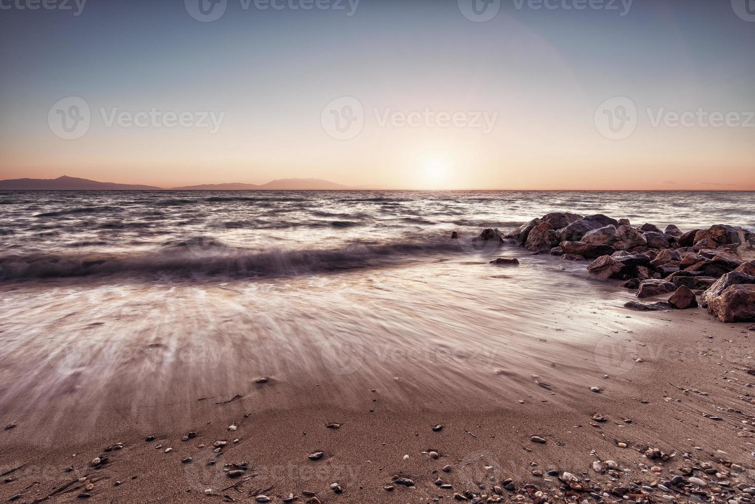 pôr do sol sobre o mar. belo pôr do sol sobre o mar Egeu, península kassandra, halkidiki, grécia. foto