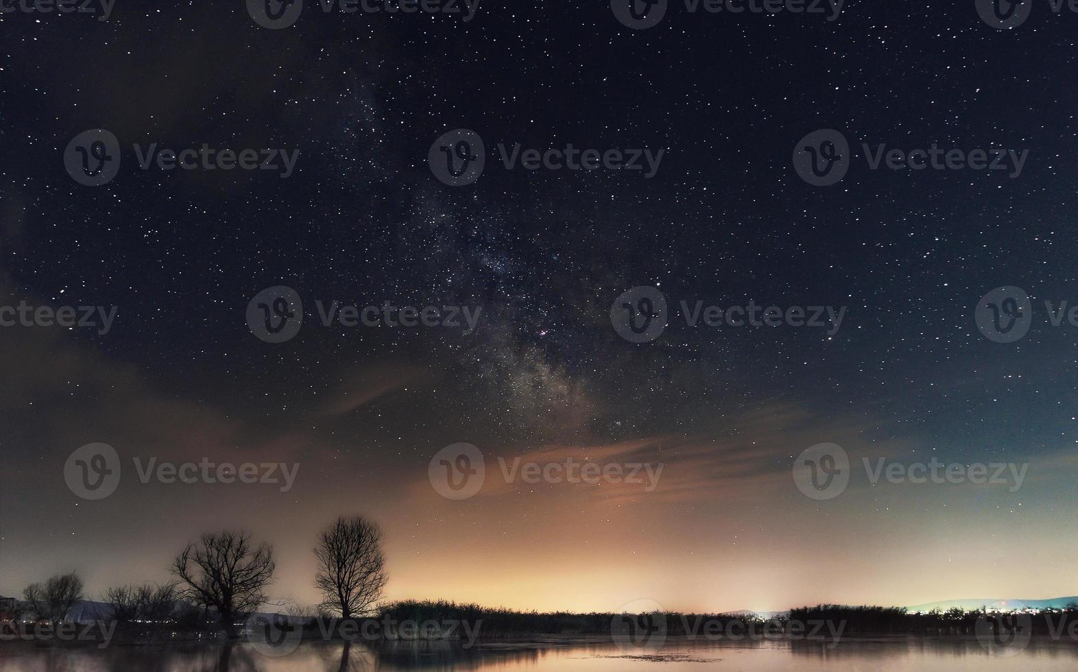 via láctea sobre o lago. galáxia da Via Láctea sobre o lago dojran, fyr macedonia, sul da macedônia. o céu noturno é astronomicamente preciso. foto