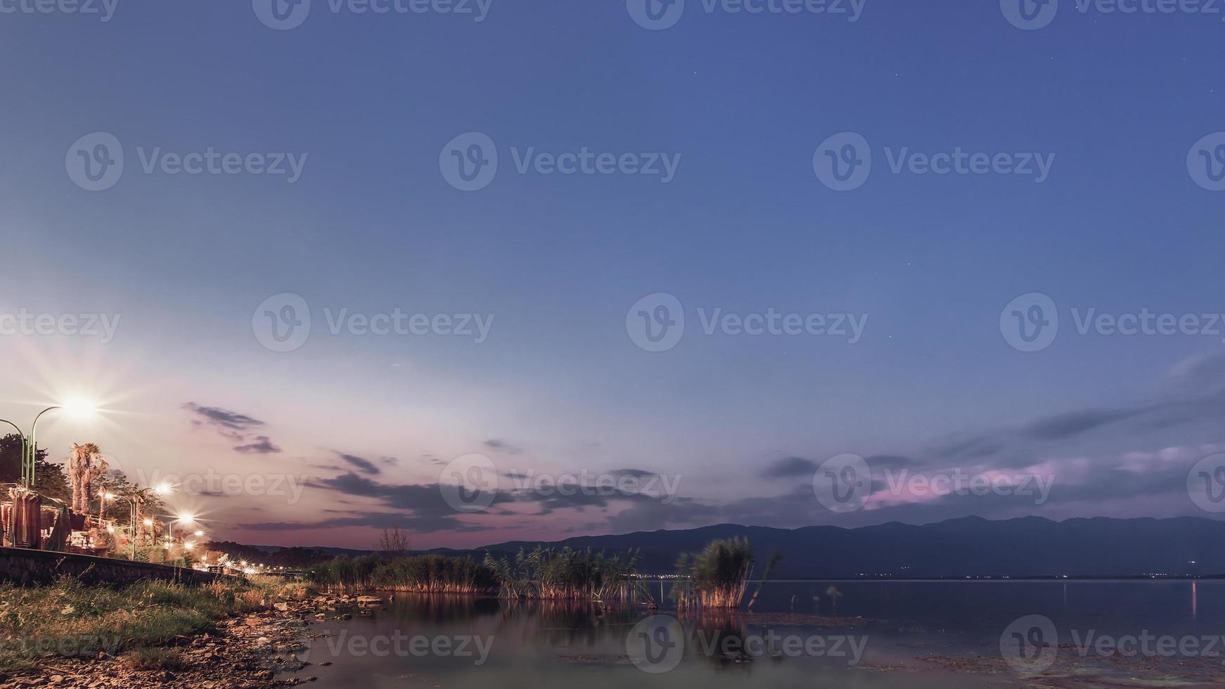 noite tranquila no lago. pôr do sol no lago dojran, fyr macedonia. macedônia do sul. foto