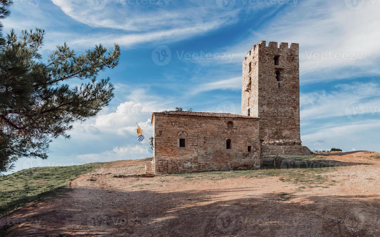 torre bizantina, nea fokea, kassandra, grécia. bela torre bizantina ao pôr do sol, kassandra, grécia. foto