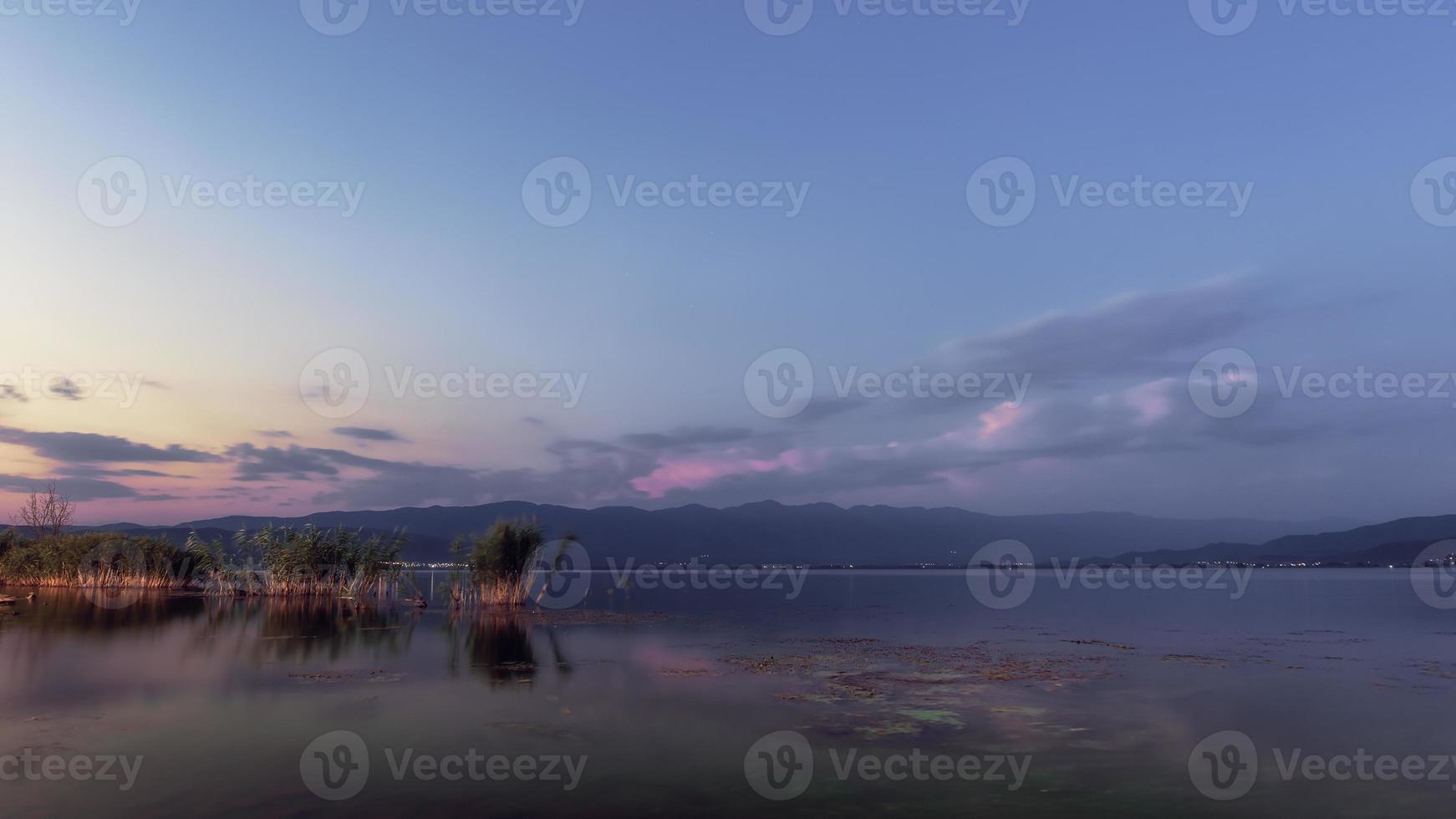 noite tranquila no lago. pôr do sol no lago dojran, fyr macedonia. macedônia do sul. foto