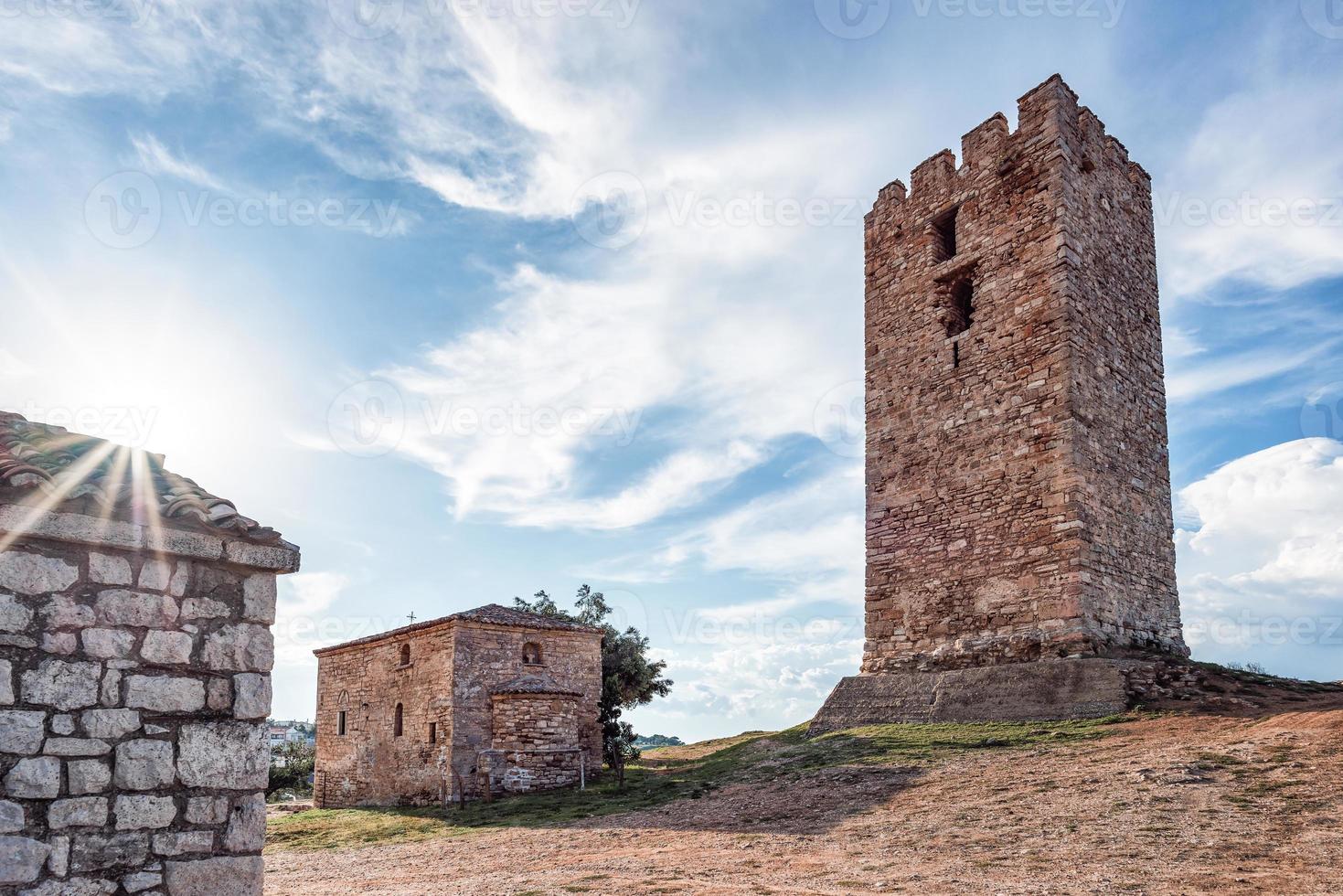torre bizantina, nea fokea, kassandra, grécia. bela torre bizantina ao pôr do sol, kassandra, grécia. foto