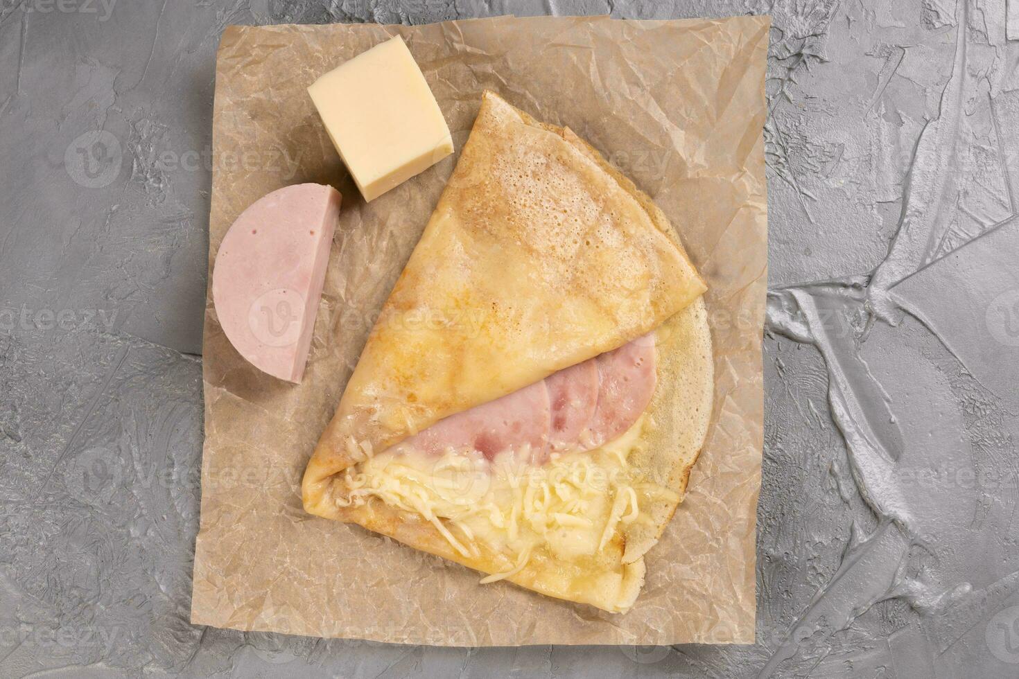 francês Tapioca panquecas recheado presunto e queijo topo Visão foto