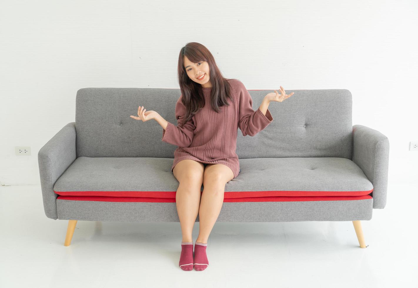 mulher asiática no sofá da sala com espaço de cópia foto