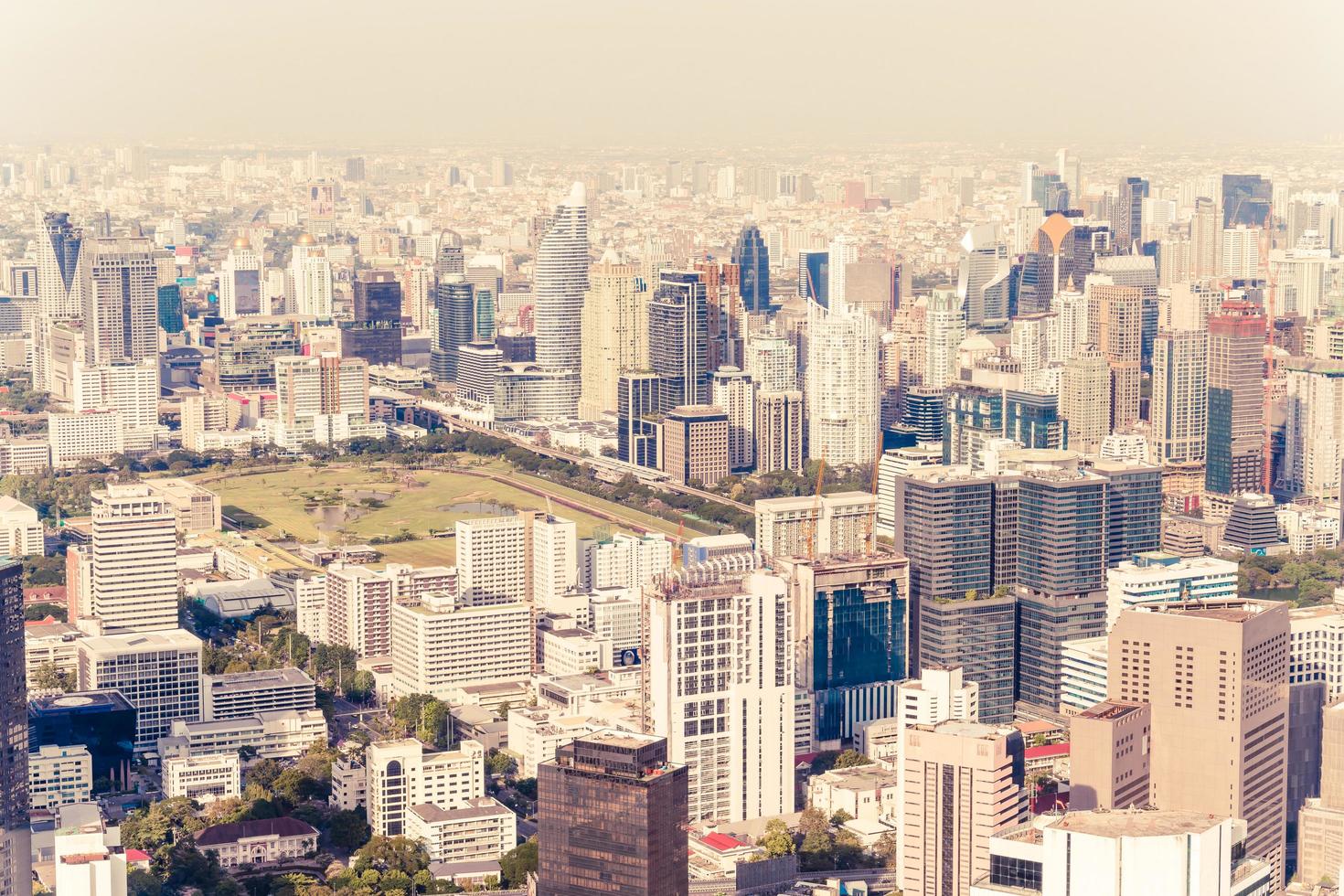 bela vista da cidade com arquitetura e construção em bangkok, tailândia foto