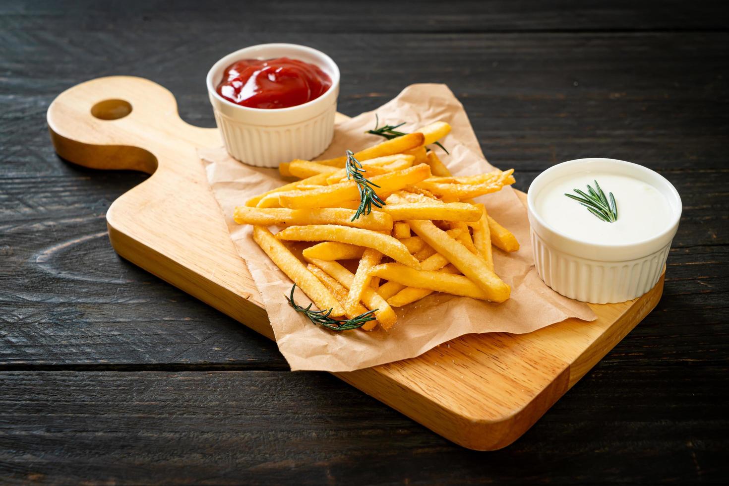 batatas fritas com creme de leite e ketchup foto