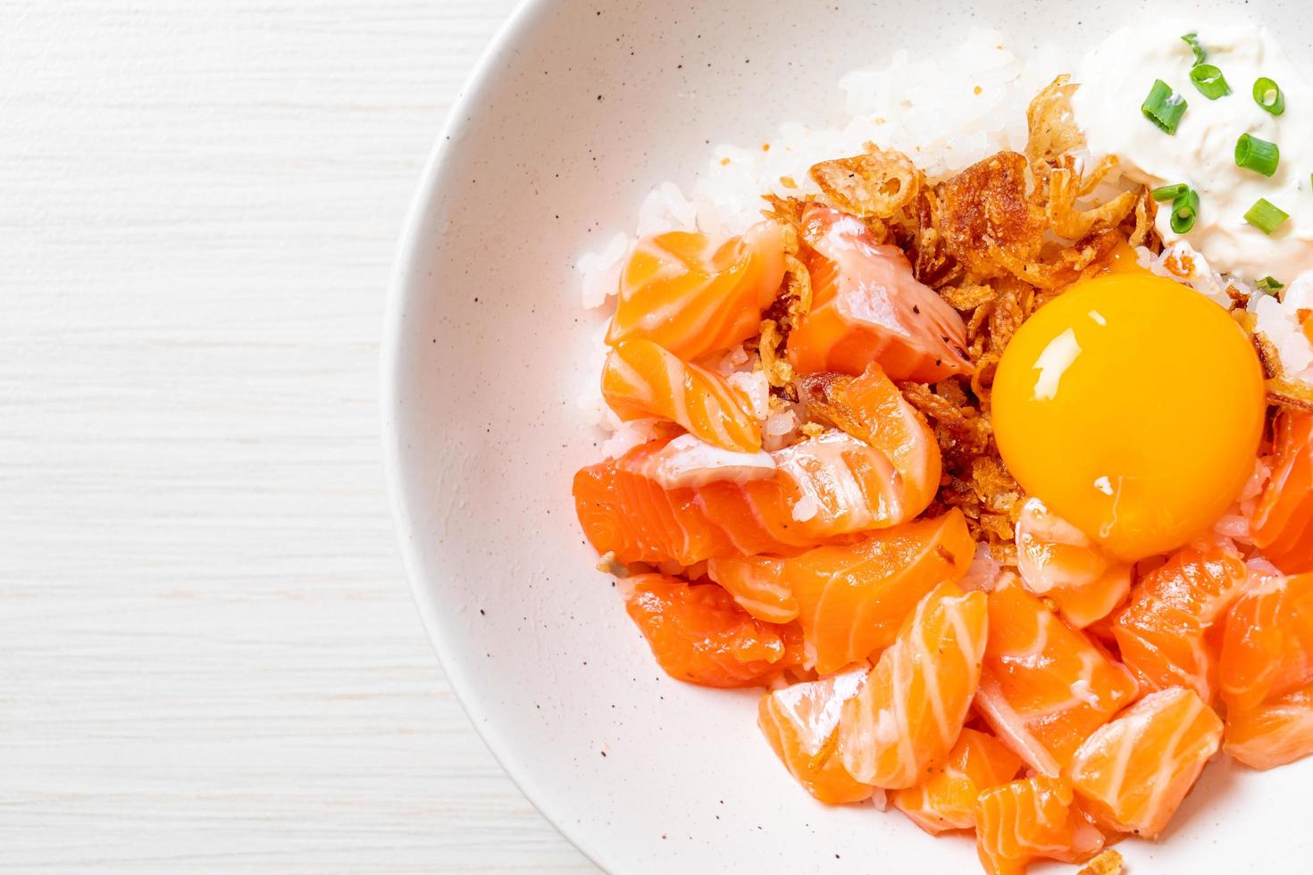 arroz japonês com salmão fresco cru e ovo foto