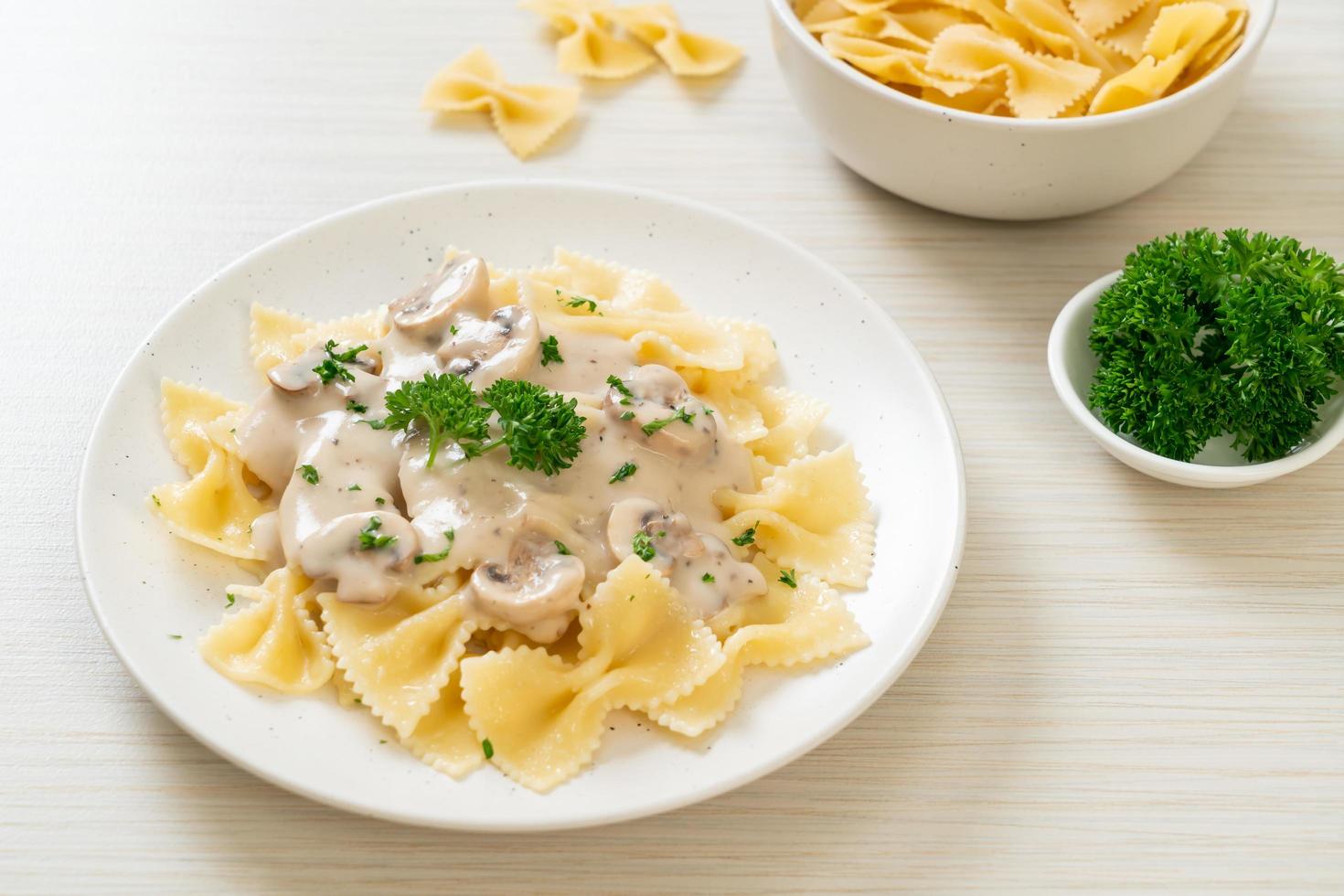 macarrão farfalle com molho de creme de cogumelos branco - comida italiana foto