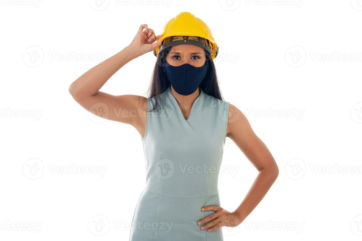 retrato do ásia engenheiro mulher com capacete vestindo uma face mascarar isolado branco fundo foto