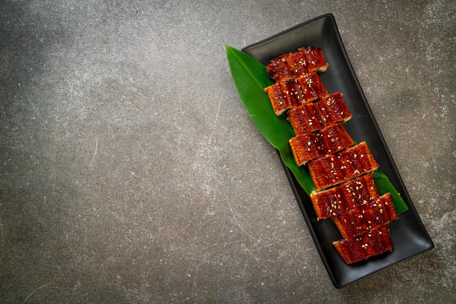 enguia grelhada fatiada ou unagi grelhado com molho -kabayaki - comida japonesa foto