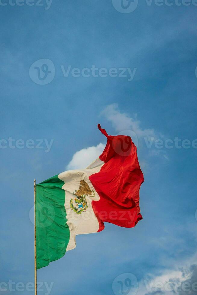 a mexicano bandeira sobe Alto contra a céu, simbolizando nacional orgulho durante a evento. foto