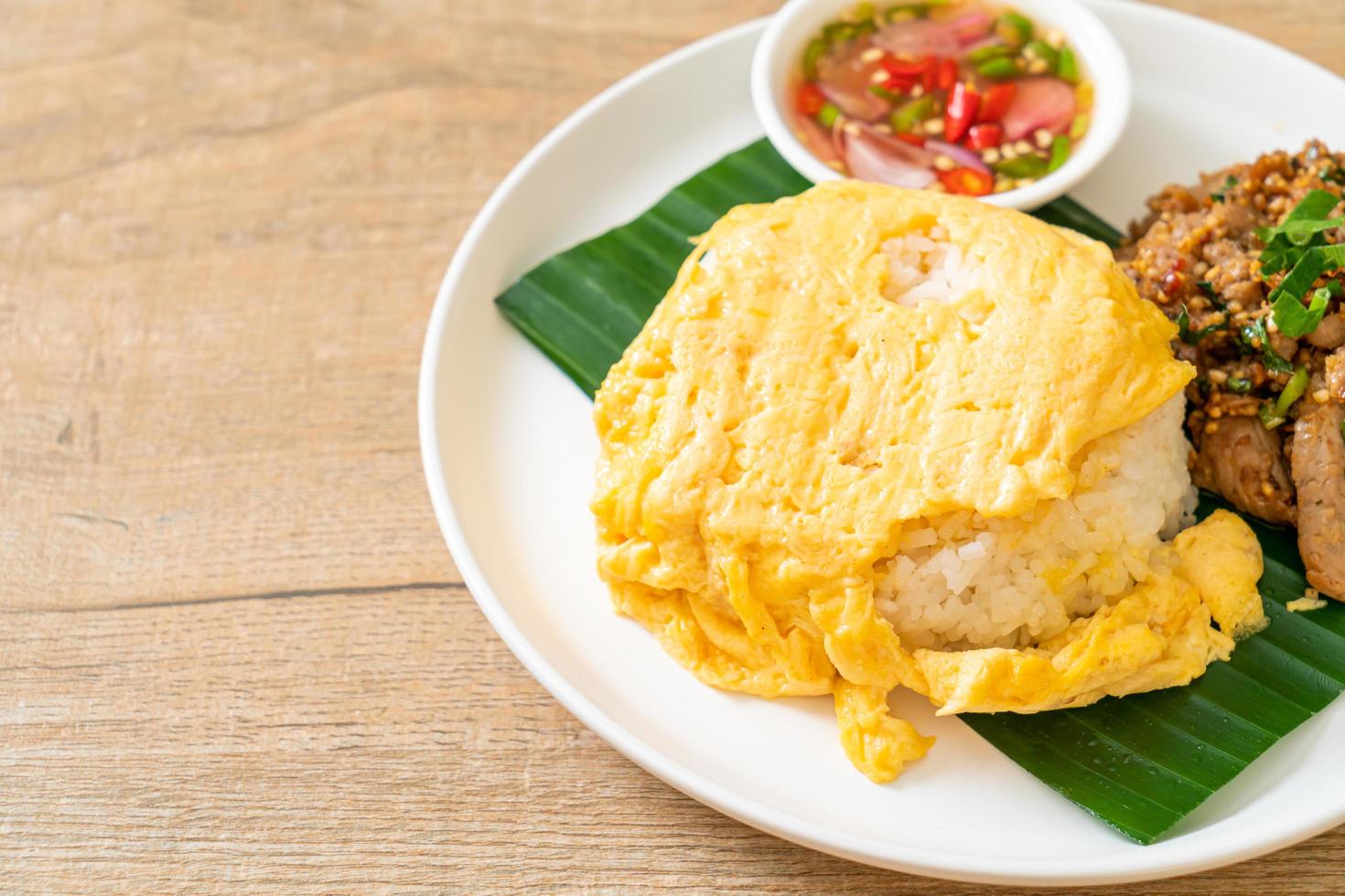 ovo com arroz coberto com carne de porco grelhada e molho picante - comida asiática foto