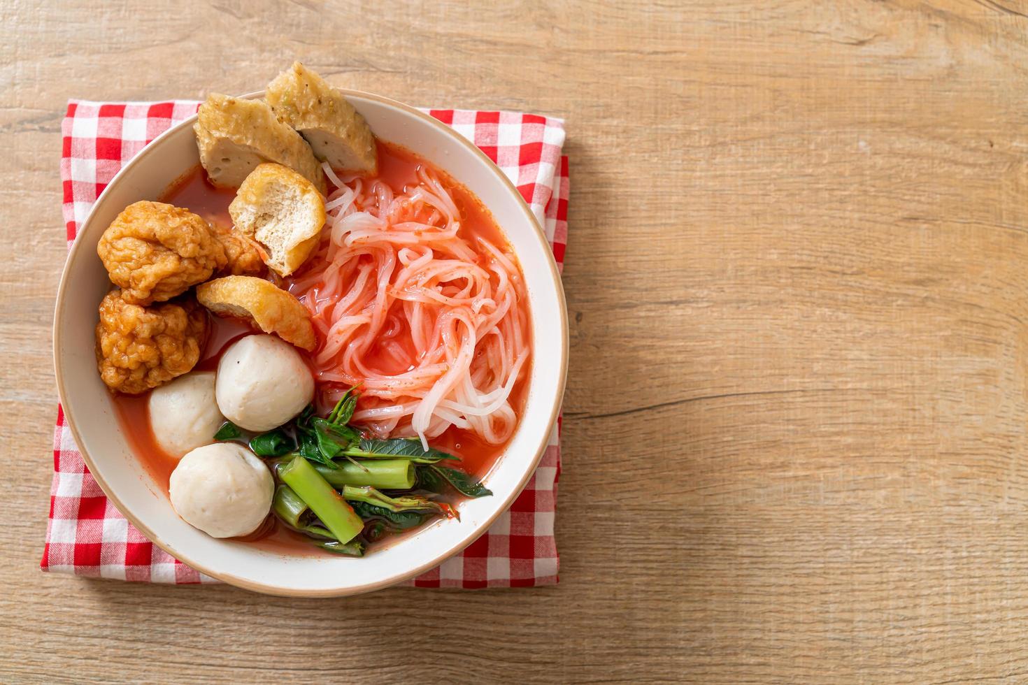 macarrão de arroz achatado com bolinhos de peixe e bolinhos de camarão na sopa rosa, yen ta quatro ou yen ta fo - comida asiática foto