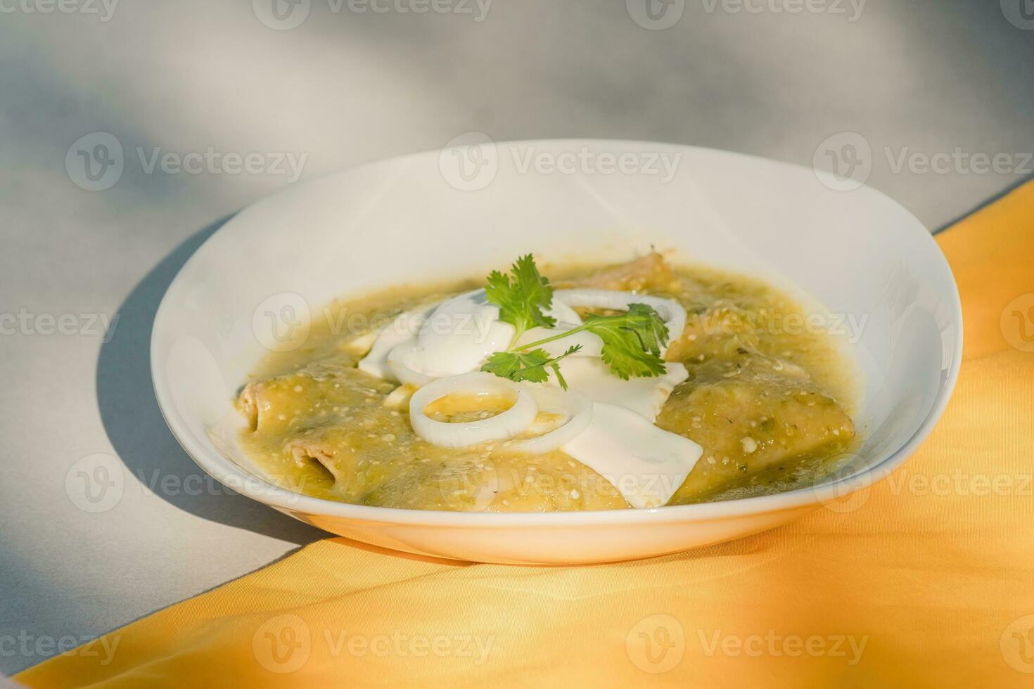 a mexicano enchiladas verdes, uma grampo Comida dentro mexicano cozinha, estão servido em uma prato foto