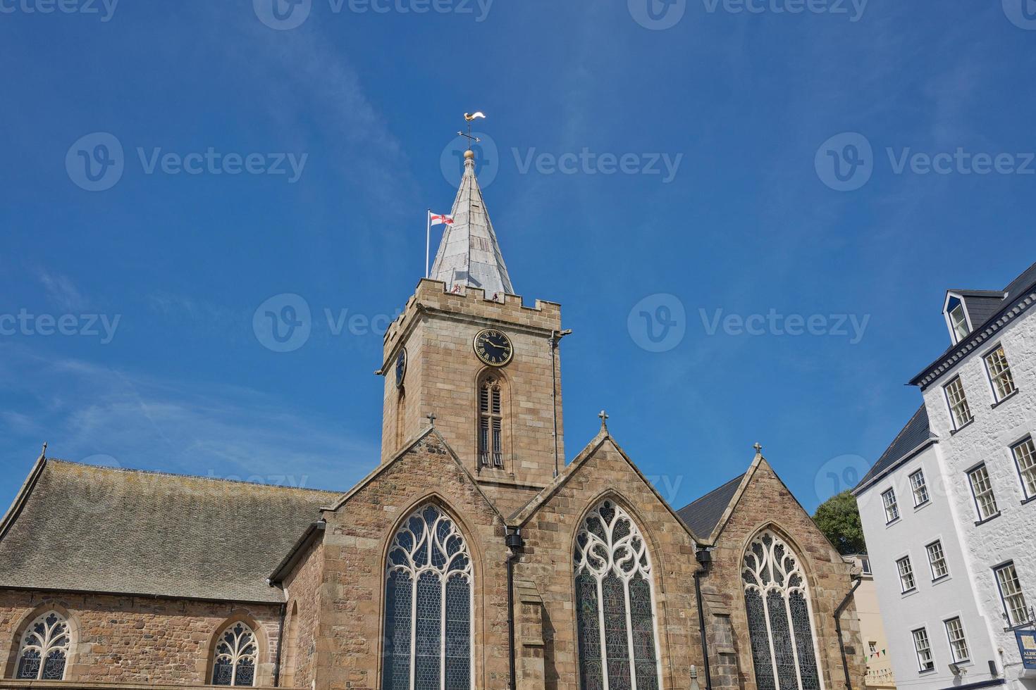 a igreja da cidade de st peter port em guernsey, reino unido foto