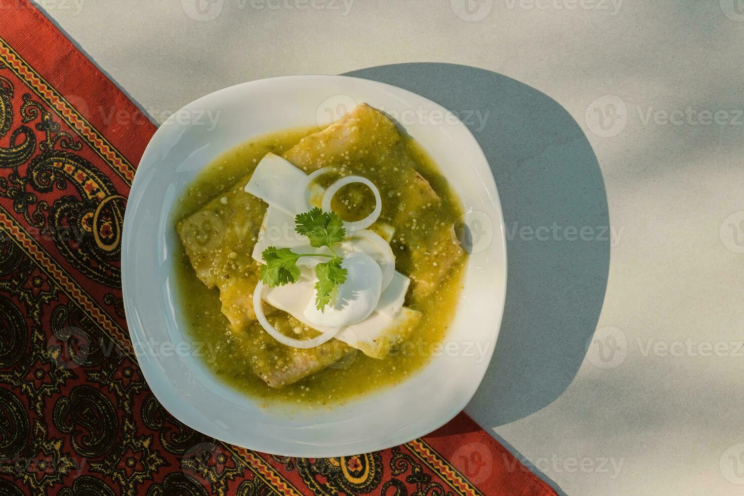 a mexicano enchiladas verdes, uma grampo Comida dentro mexicano cozinha, estão servido em uma prato foto