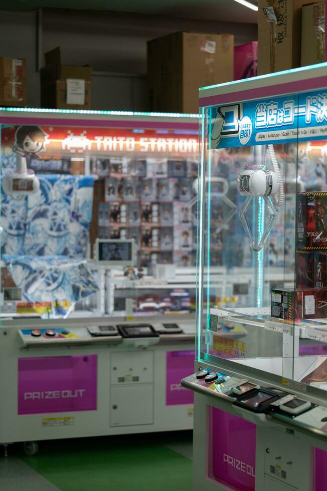 akihabara Tóquio, Japão pode 05 2023 Tóquio néon noites akihabara depois de Sombrio - paisagem urbana, videogames jogos, e período noturno delícias foto