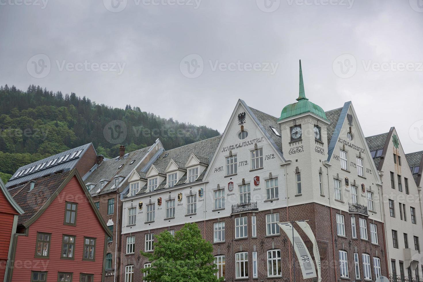 arquitetura clássica de bryggen na cidade de bergen, na noruega foto