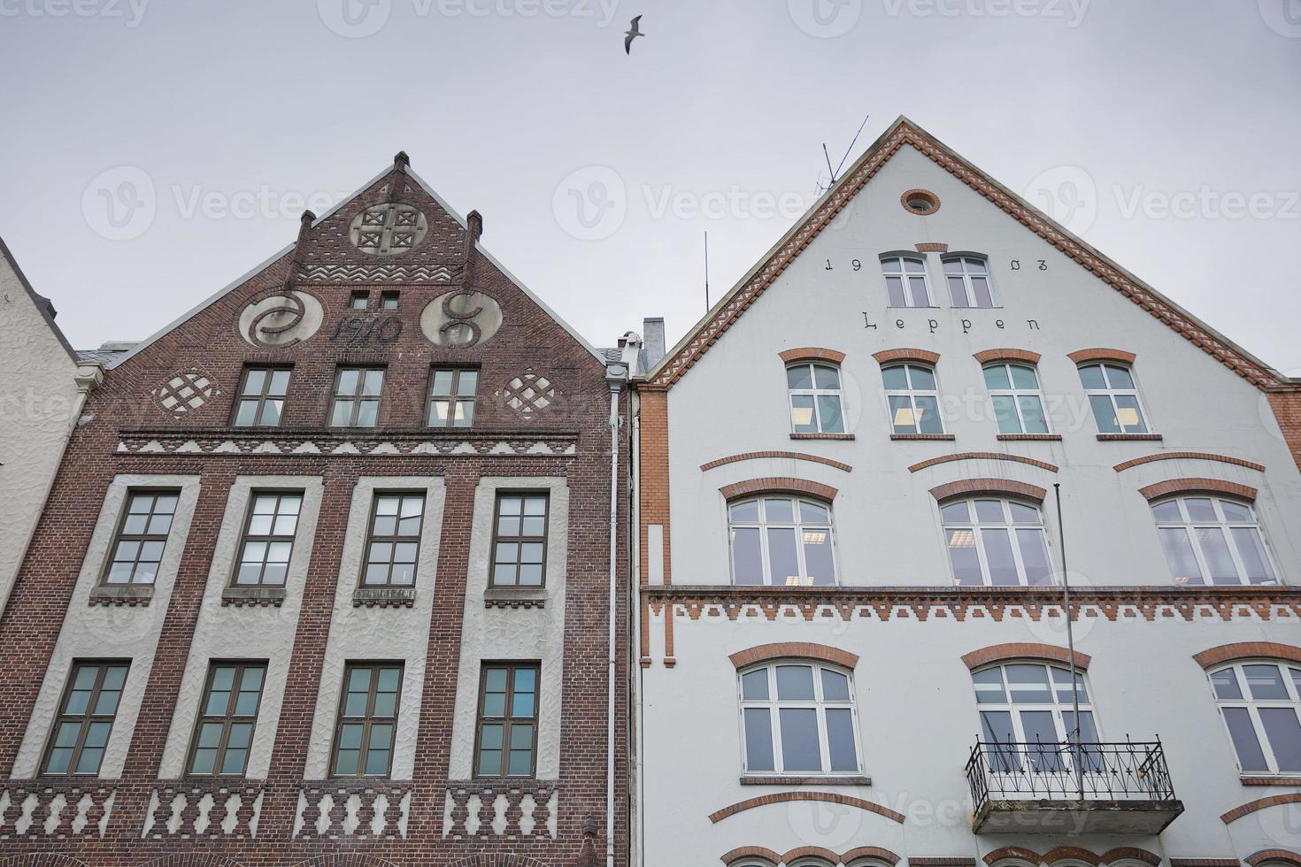 arquitetura clássica de bryggen na cidade de bergen, na noruega foto