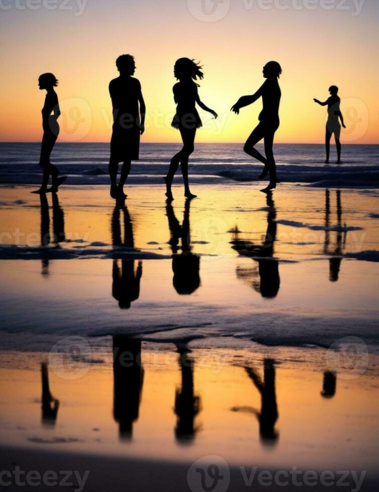 silhuetas do amigos desfrutando de praia Atividades juntos foto