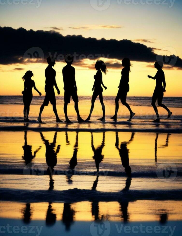 silhuetas do amigos desfrutando de praia Atividades juntos foto