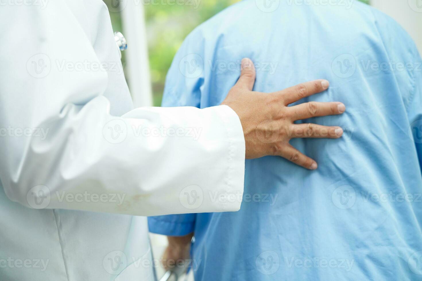 médico Socorro ásia idosos mulher incapacidade paciente sentado em cadeira de rodas dentro hospital, médico conceito. foto