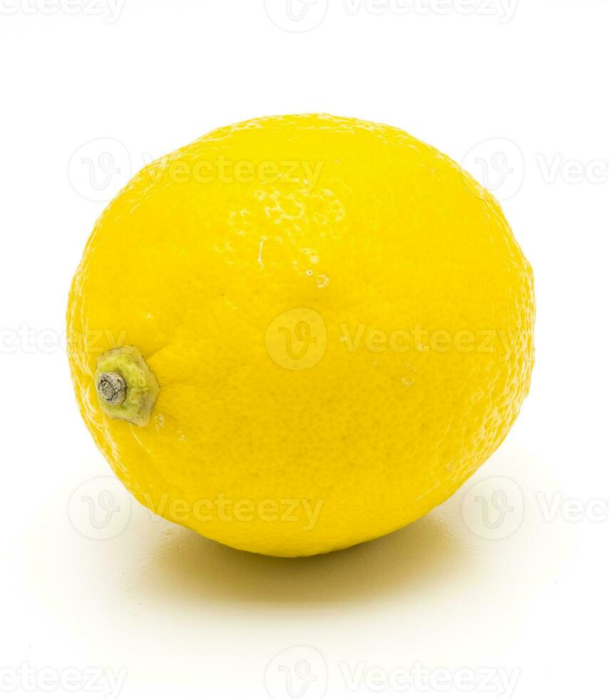 limão isolado. realista limão em uma branco fundo. foto