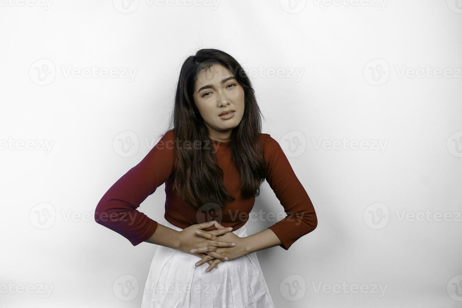 foto de jovem doente doente segura a mão no estômago sofre dor isolada no fundo branco