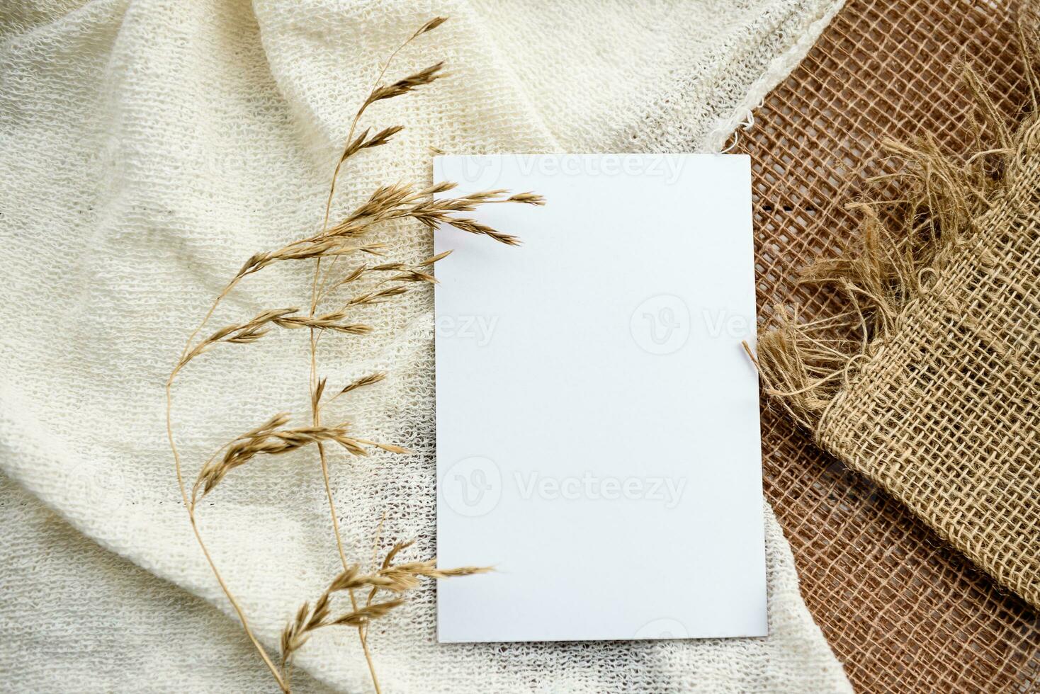 elegante estoque papelaria fundo - uma branco mapa e raminhos do trigo orelhas em uma branco mesa. romântico fundo. em branco para a convite cartão. foto