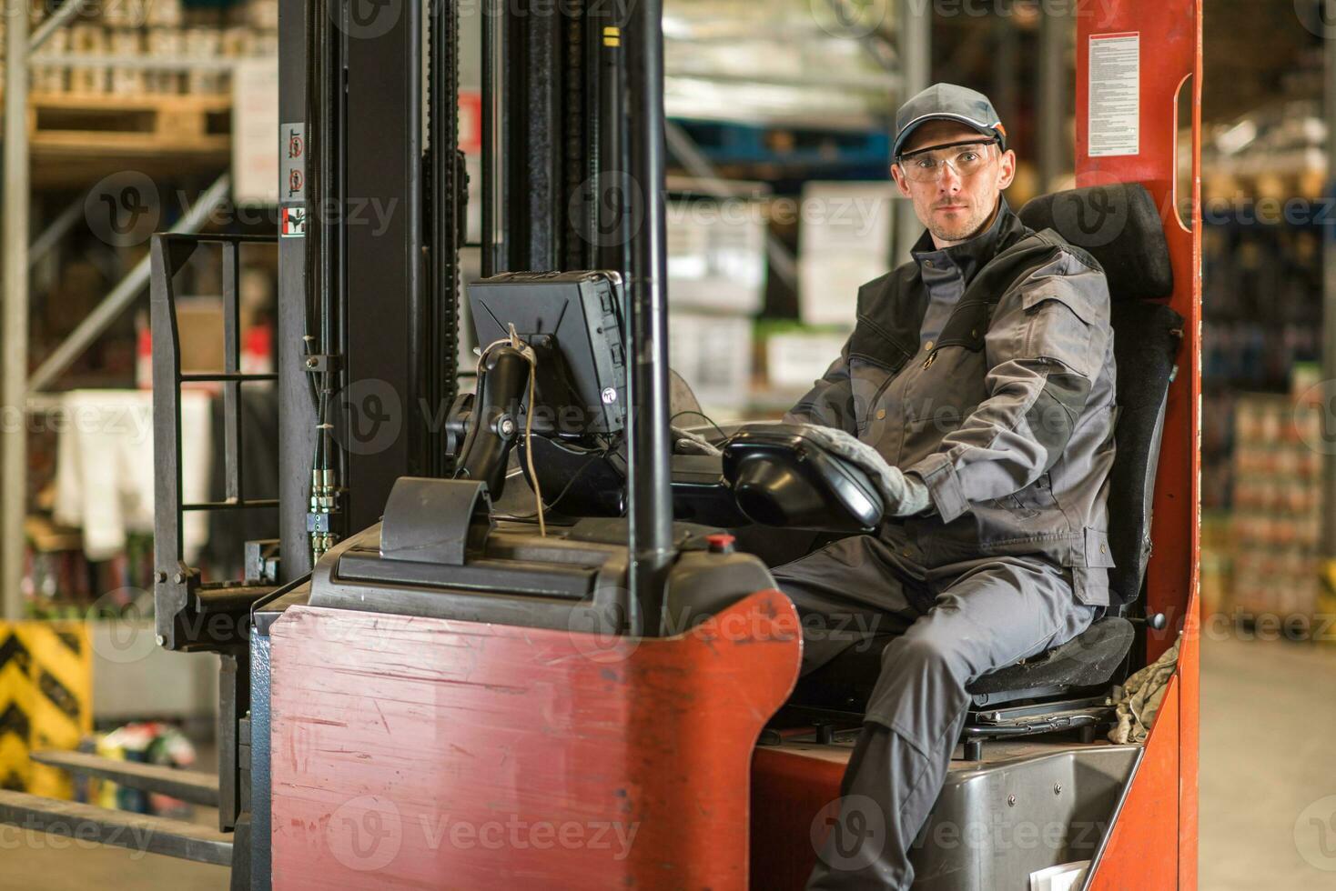 caucasiano garfo lift caminhão motorista esperando para Entrega. foto