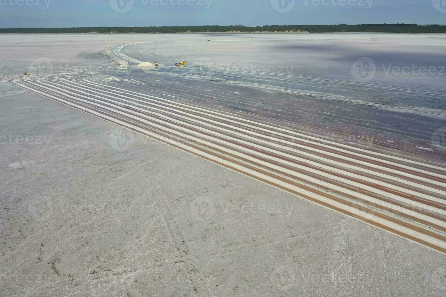 sal colheita dentro sal lagoa meu, Salinas grandes de hidalgo, la pampa, Patagônia, Argentina. foto