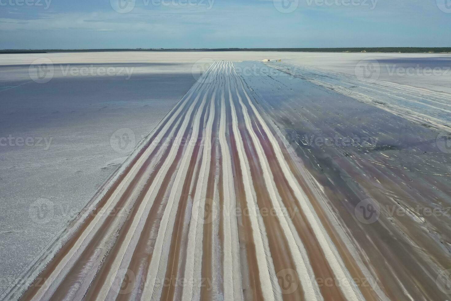 sal colheita dentro sal lagoa meu, Salinas grandes de hidalgo, la pampa, Patagônia, Argentina. foto