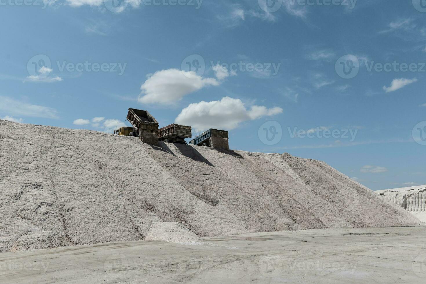 salgado lagoa preparado para extrair cru sal, mineração indústria dentro Argentina foto