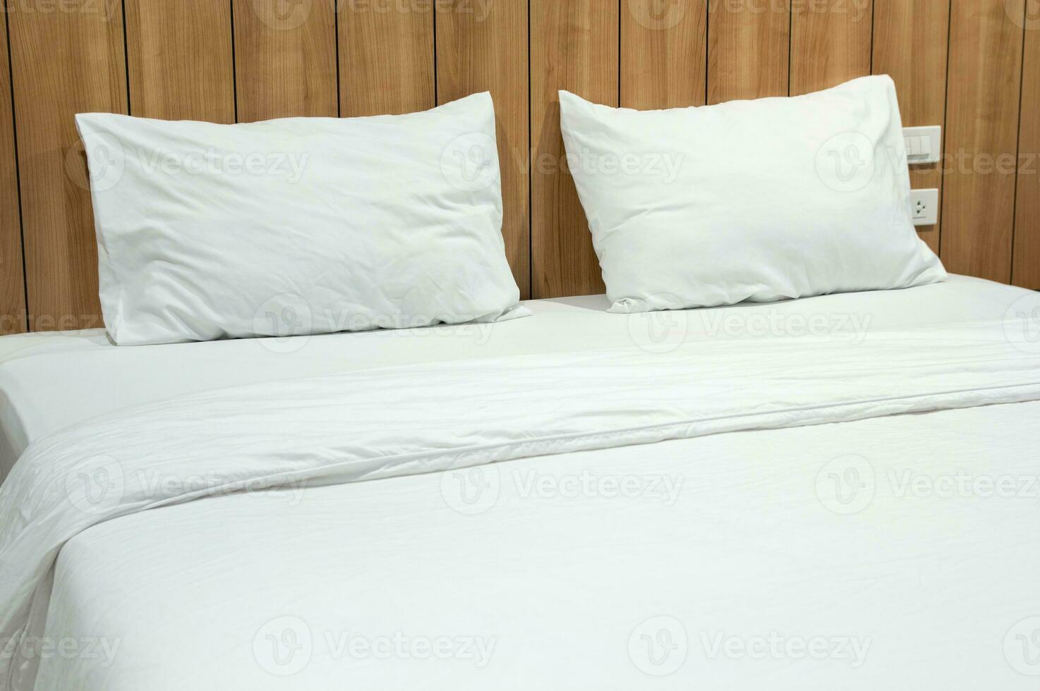 moderno quarto interior com branco travesseiro e cobertor em cama foto