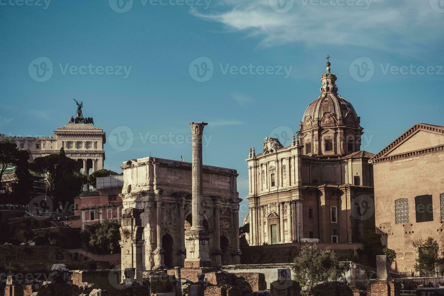 Visão do chiesa santi luca e martina mártir e arco di settimio severo. Roma, Itália. azul céu. foto