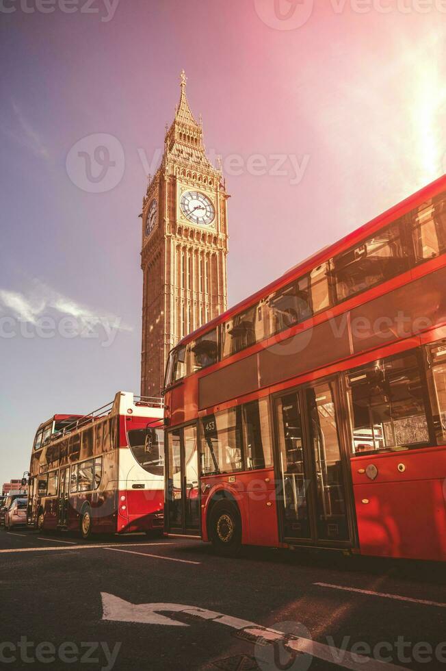 linha do clássico Duplo decker vermelho ônibus dentro Londres. grande ben dentro a distância. foto
