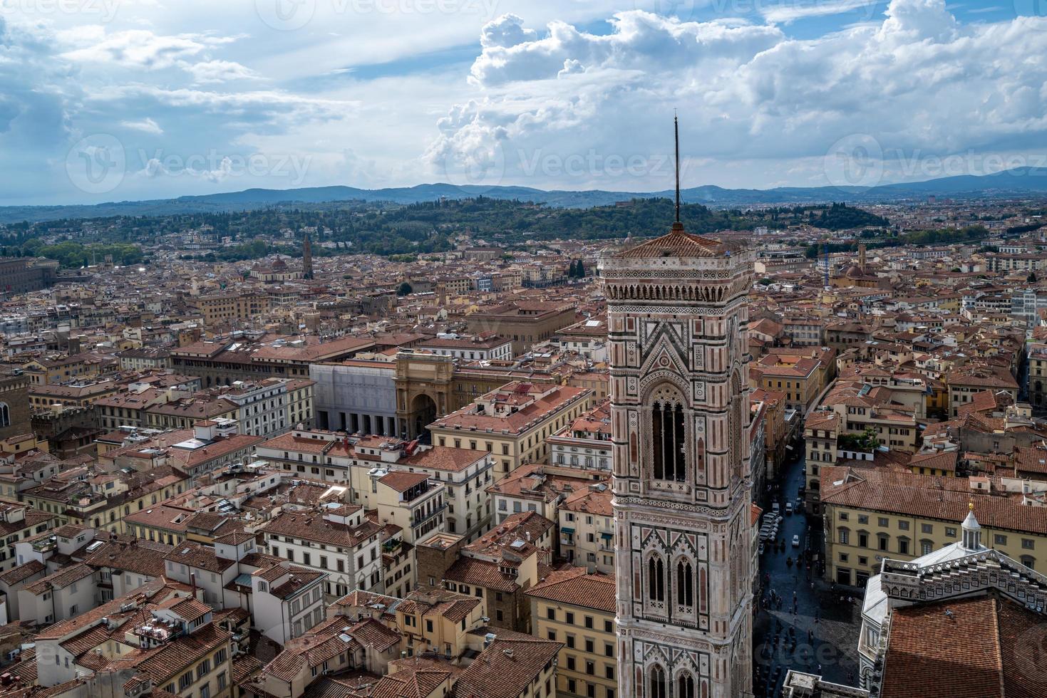 uma vista de florença a partir do telhado de santa maria del fiore foto