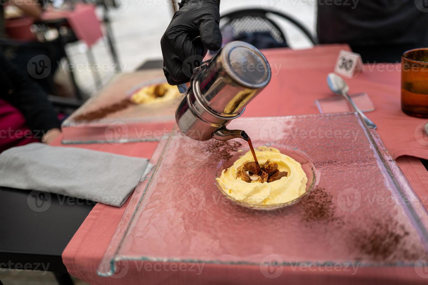 tiramisu tradicional com café em arezzo foto