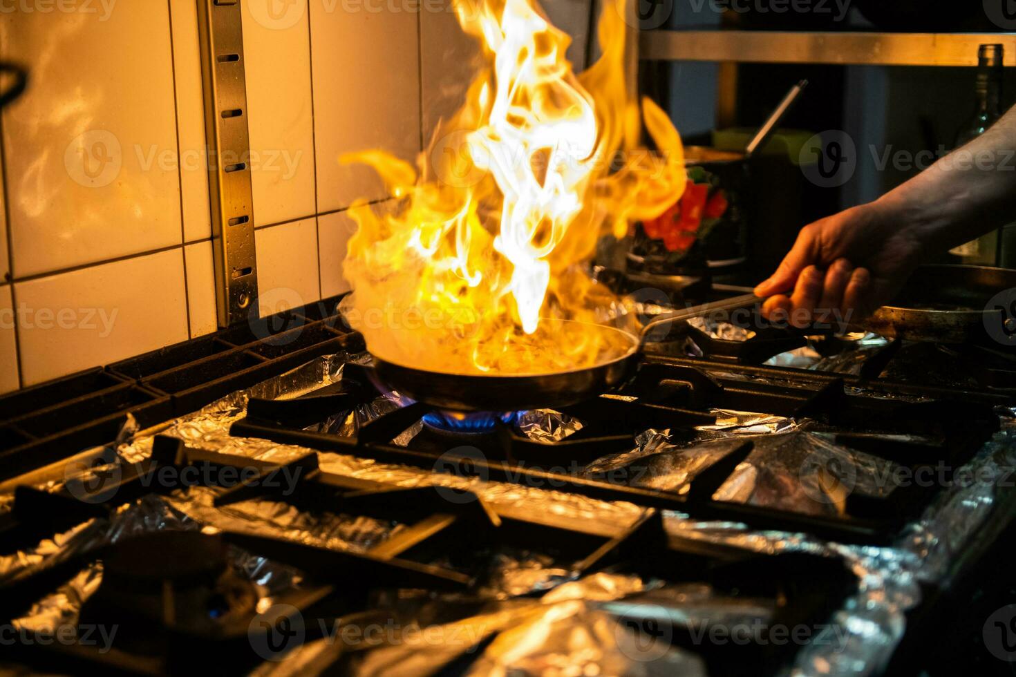 cozinhando com fogo dentro a restaurante cozinha. foto