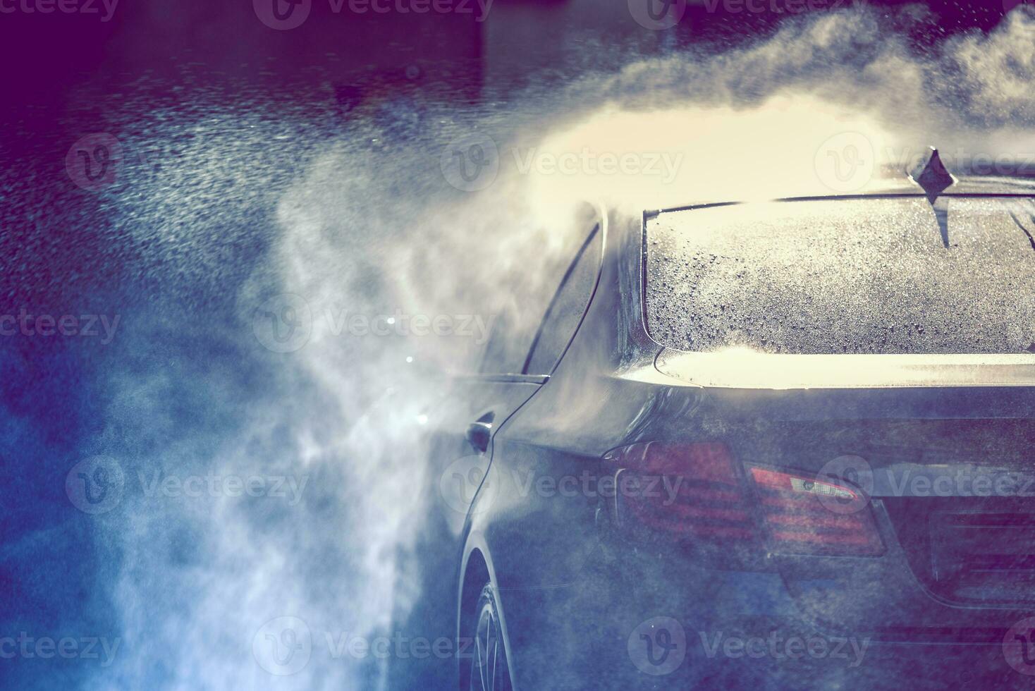 verão carro lavar. carro limpeza com Alto pressão água. foto