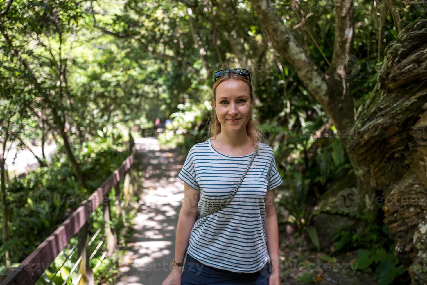 garota caucasiana na trilha shakadang no parque nacional taroko gorge em taiwan foto