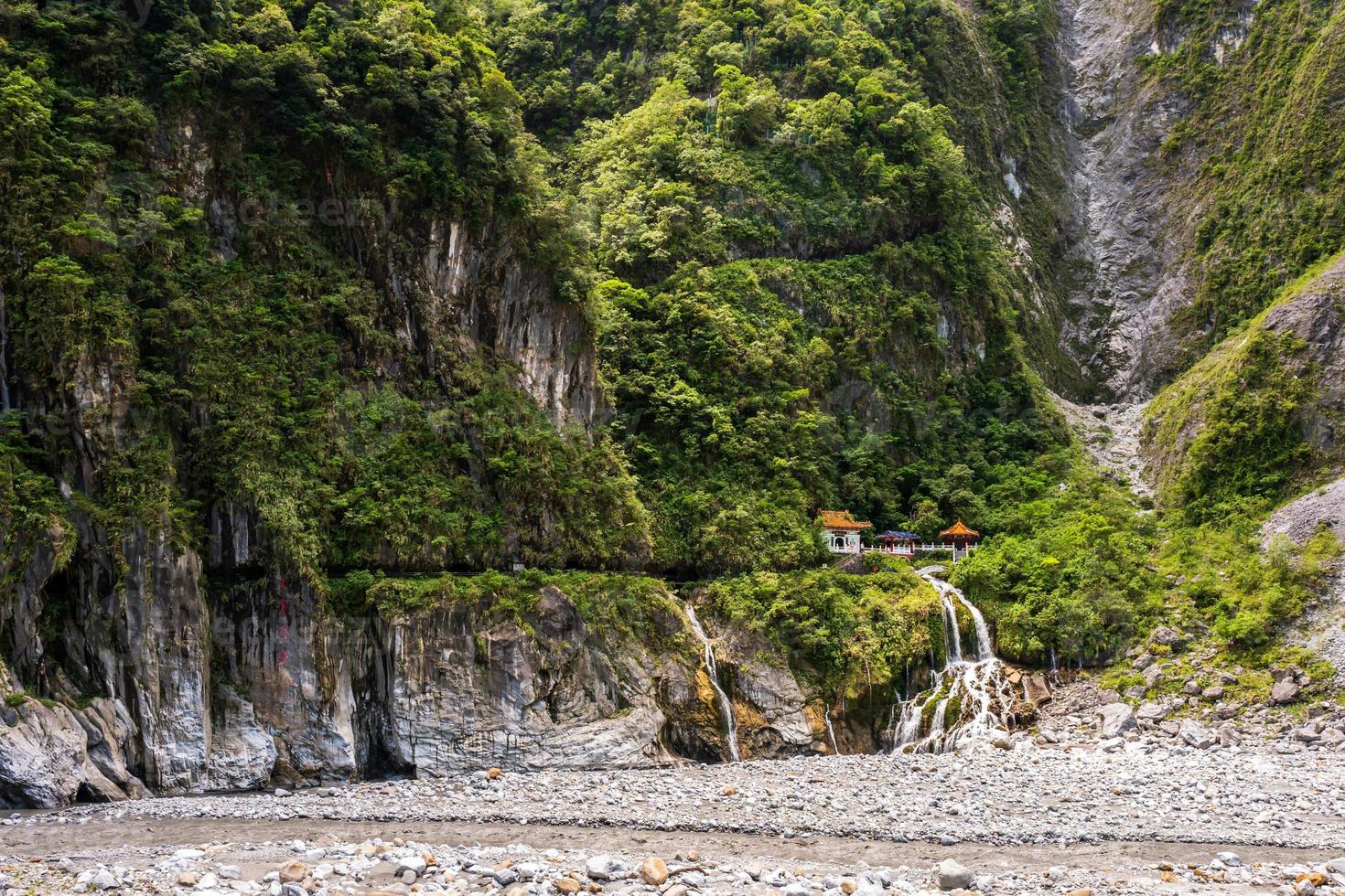 a trilha de changchun no parque nacional taroko gorge em taiwan foto