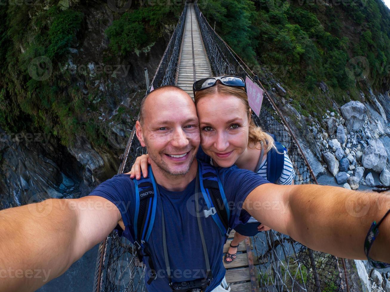 casal caucasiano no parque nacional taroko gorge foto